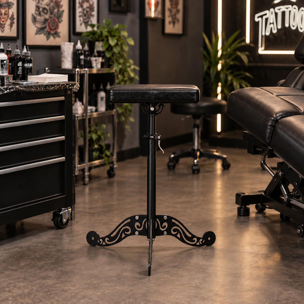 «TattooChair Arm Rest Studio – svart justerbart armlene med dekorativ base, fotografert i profesjonelt tatoveringsstudio»


