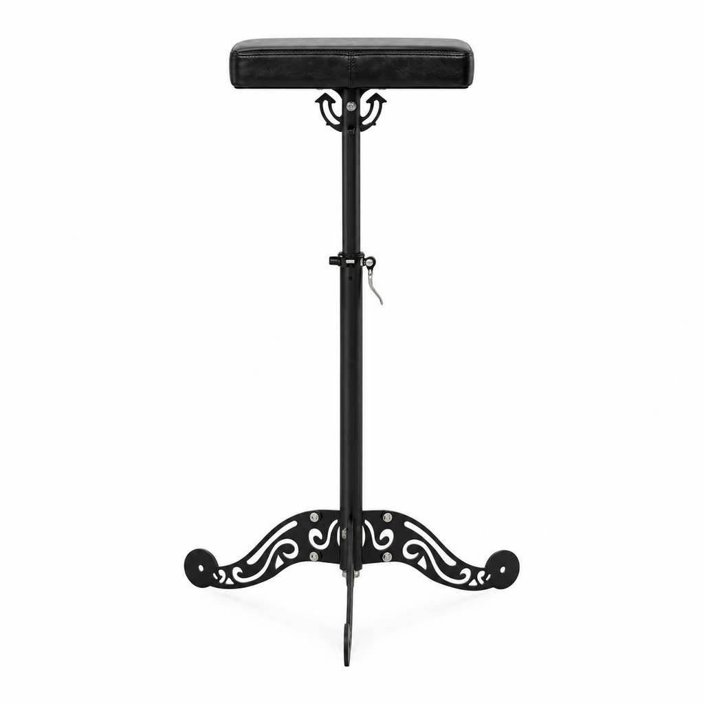 «TattooChair Arm Rest Studio – svart justerbart armlene med dekorativ base, fotografert i profesjonelt tatoveringsstudio»

